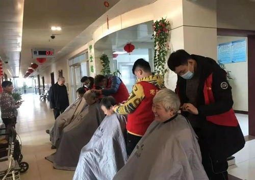 棗莊美容美發(fā)協(xié)會走進(jìn)誠德骨科醫(yī)院為老人免費理發(fā)